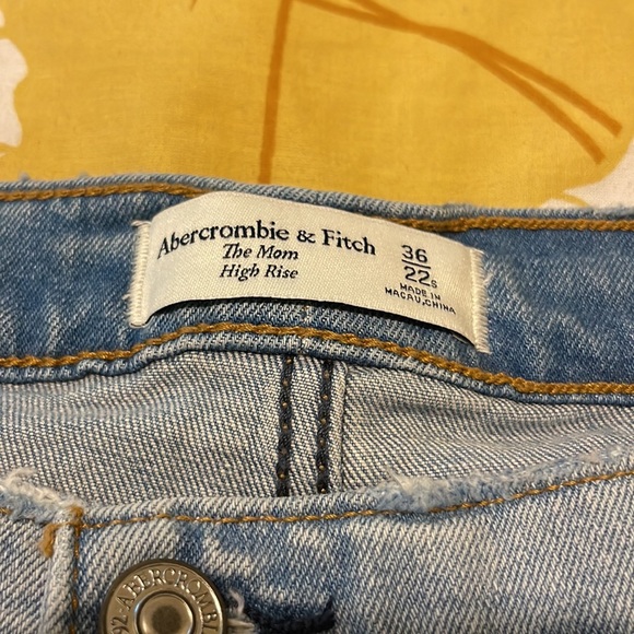 Abercrombie & Fitch The Mom Jeans - Picture 6 of 7